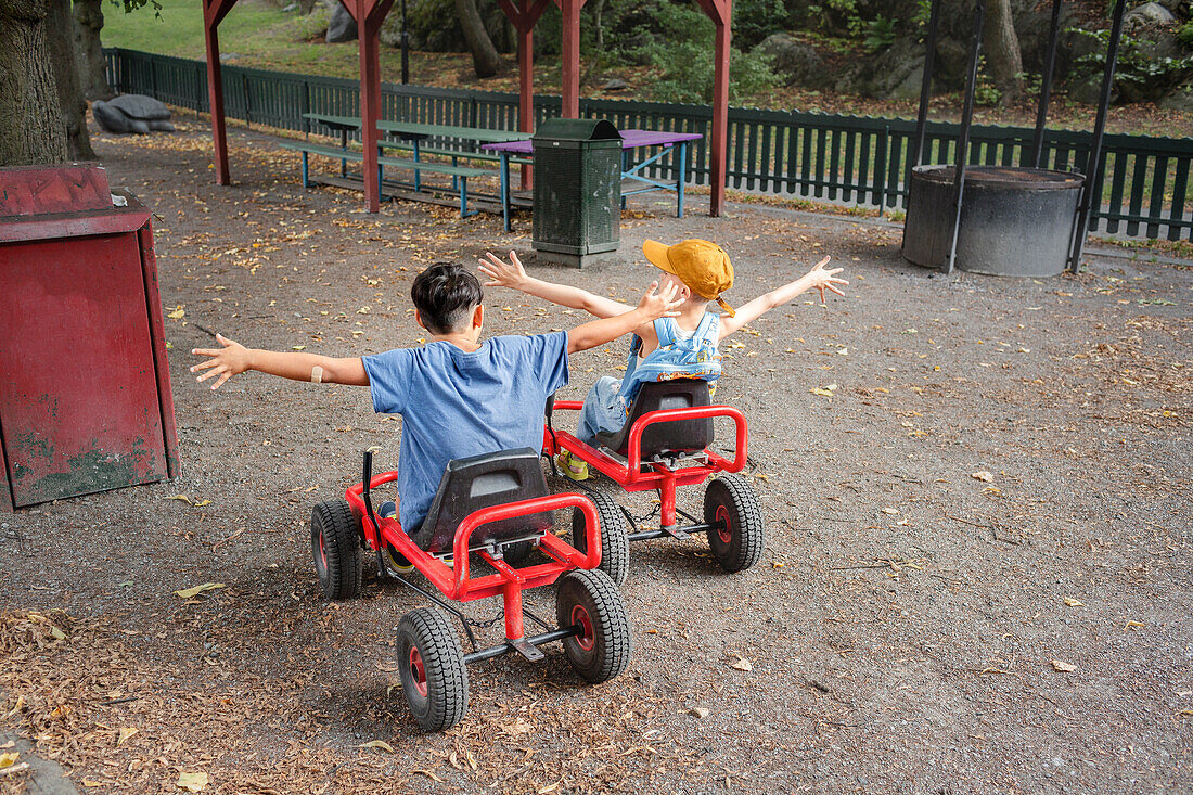 Kinderfreunde fahren Karren im Park