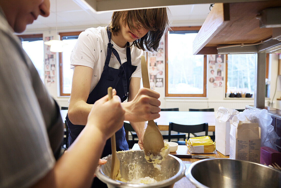 Frauen in der Küche bei der Essenszubereitung