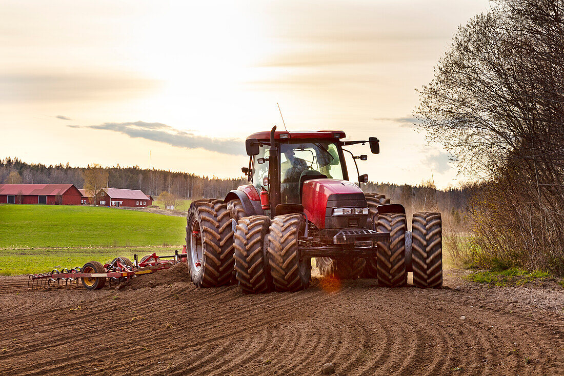 Traktor pflügt Feld