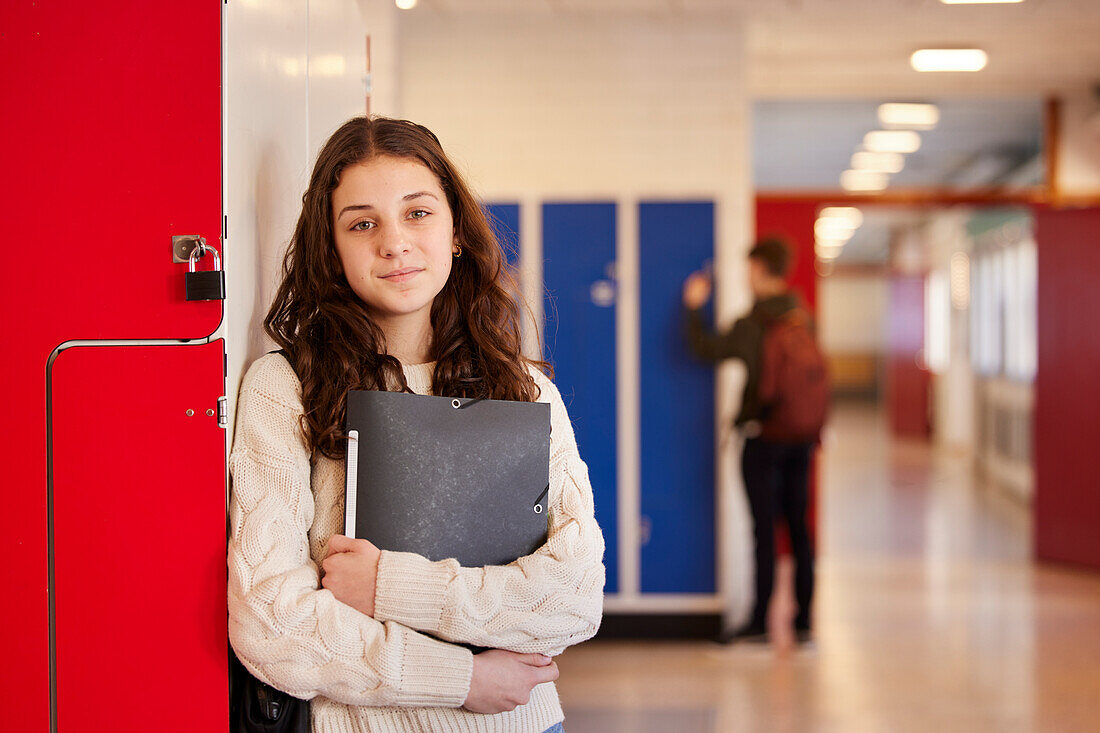 Teenager-Mädchen schaut in die Kamera