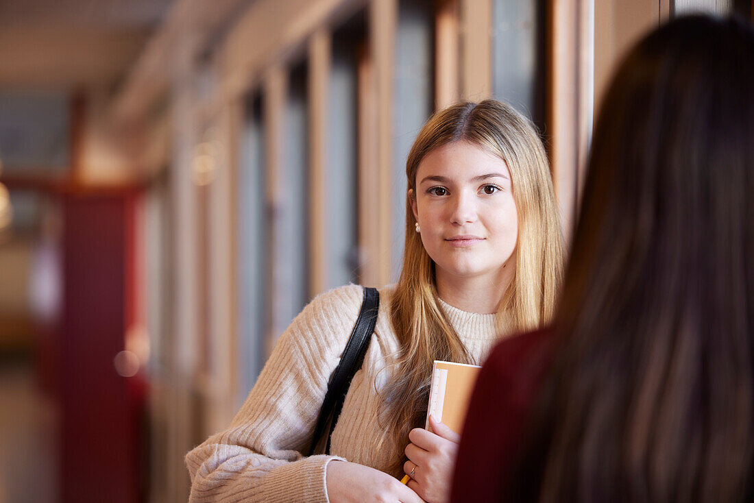 Teenager-Mädchen schaut in die Kamera