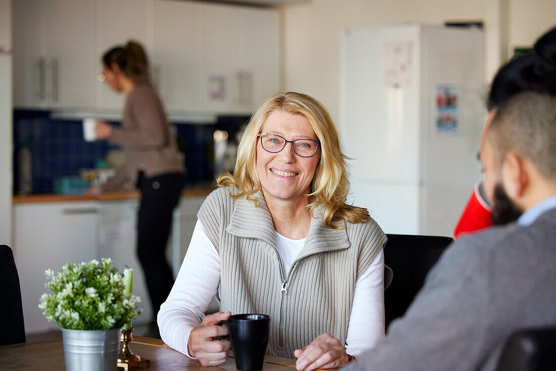 Lächelnde Frau in der Kaffeepause