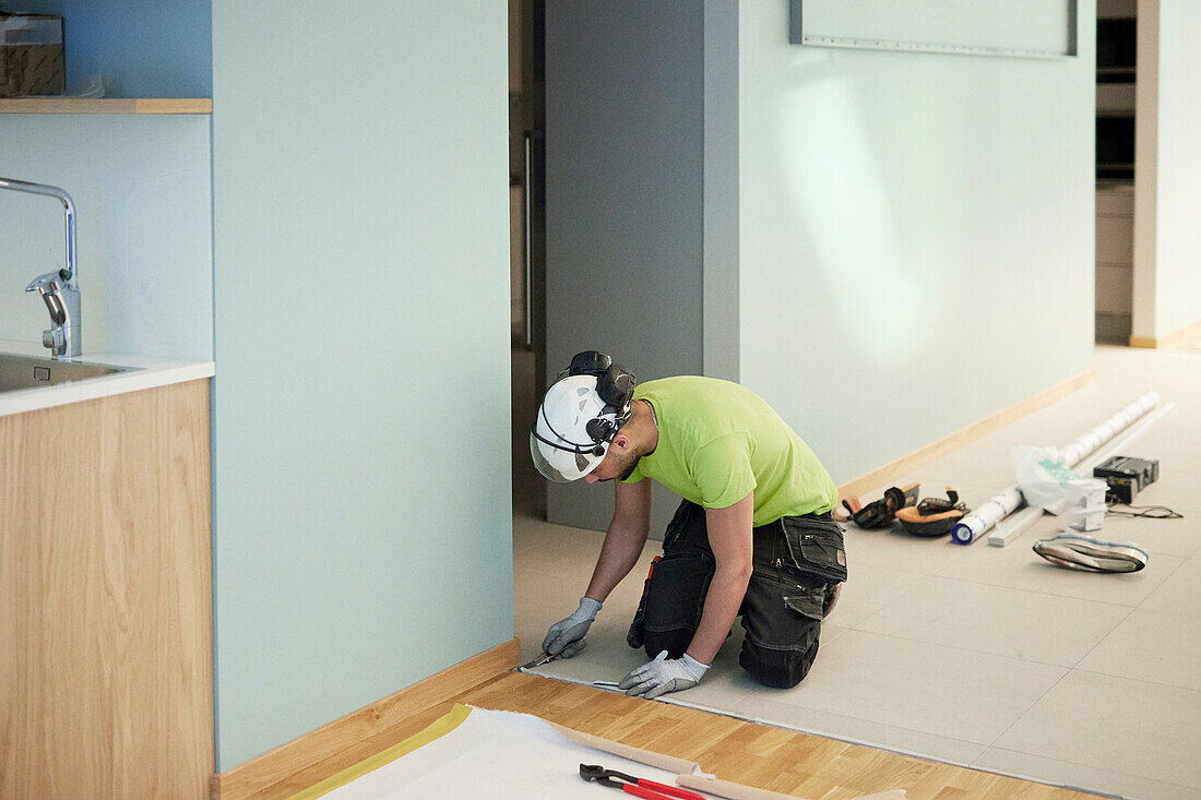 Arbeiter beim Verlegen eines Fußbodens