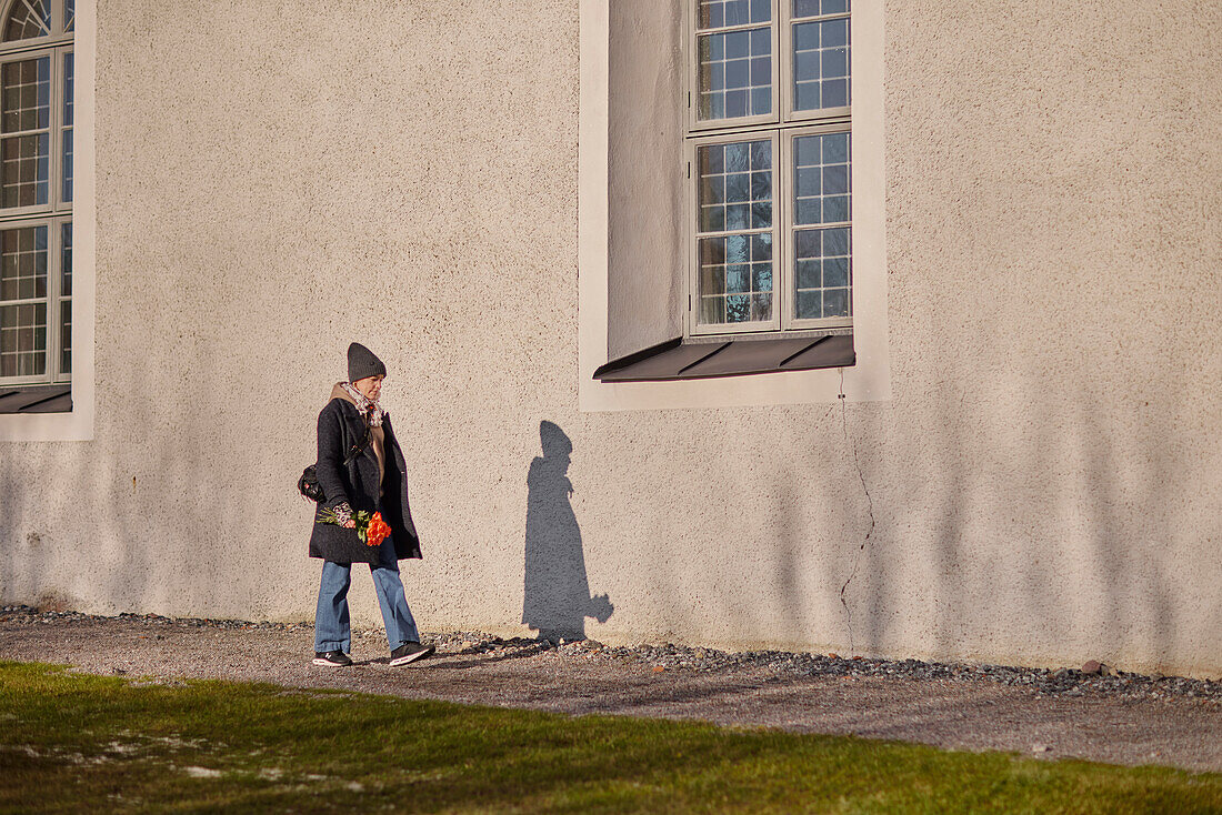 Frau auf dem Kirchhof