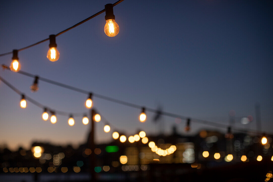 Hängende Glühbirnen auf einem Stadtplatz