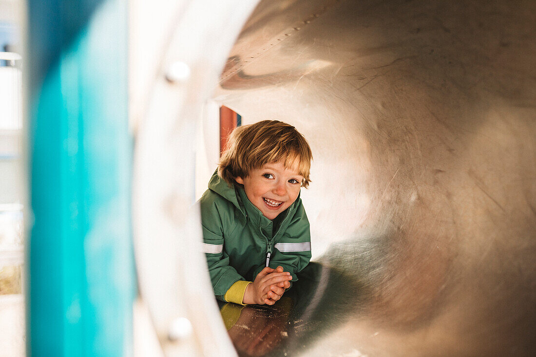 Junge hat Spaß auf dem Spielplatz