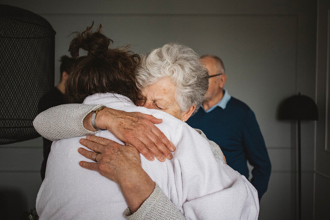 Frauen umarmen sich zu Hause