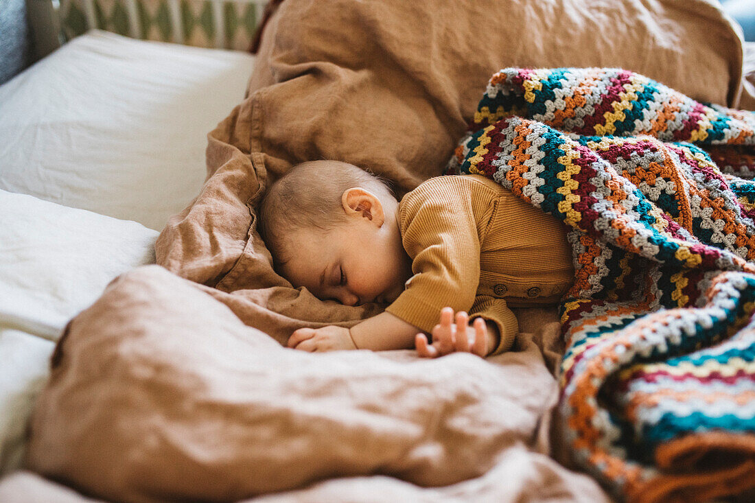 Baby schläft auf dem Bett