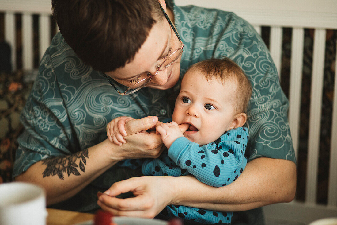 Mutter sitzend mit Baby