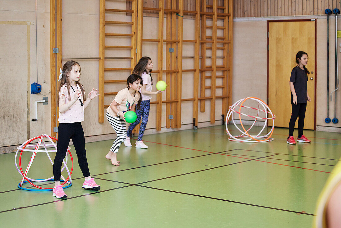 Kinder beim Sportunterricht in der Schulsporthalle