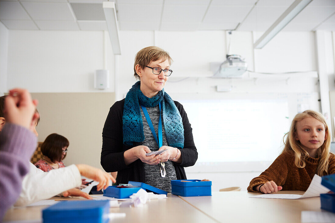 Lehrerin und Schüler im Klassenzimmer