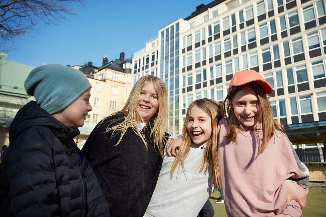 Porträt von lächelnden Freunden vor der Schule