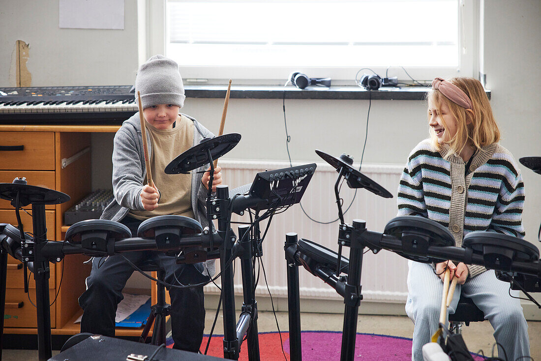 Trommelnde Kinder in der Schule