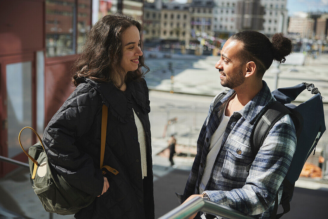 Freunde unterhalten sich im Stadtzentrum