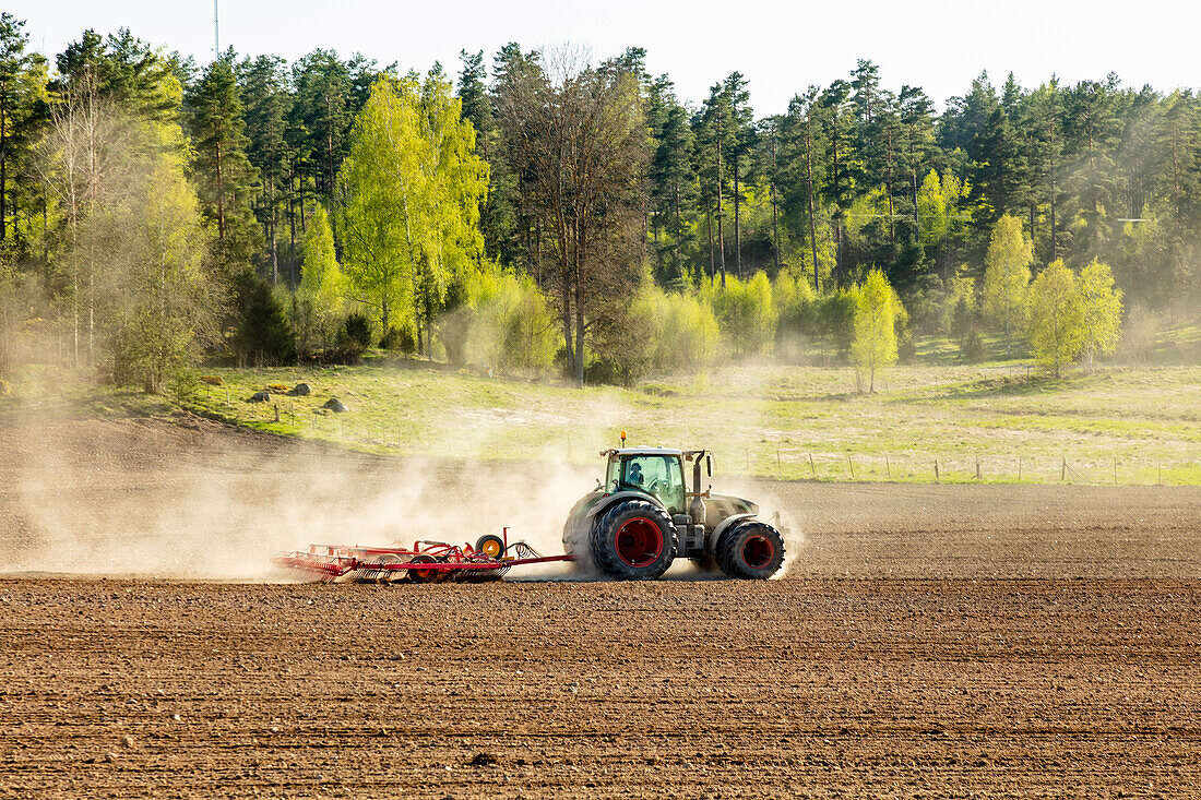 Traktor bei der Arbeit auf dem Bauernhof