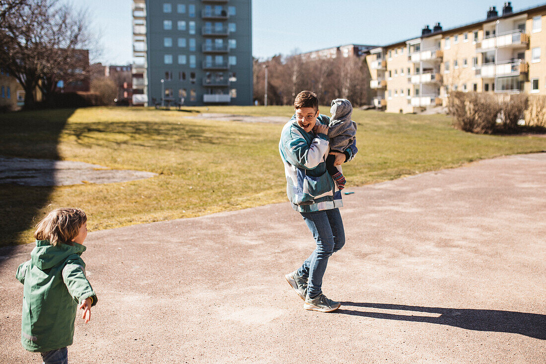 Mutter geht mit Kindern spazieren