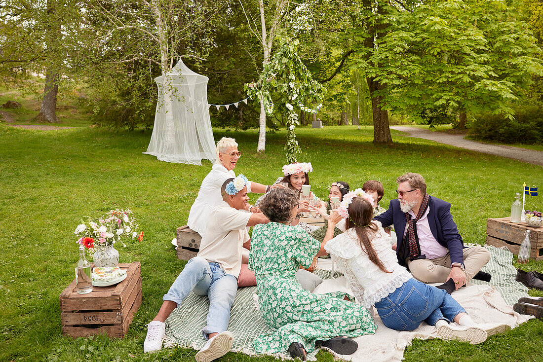 Familie stößt beim Picknick an