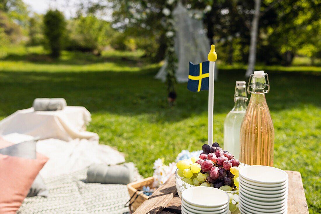 Schwedische Flagge in einer Obstschale beim Picknick