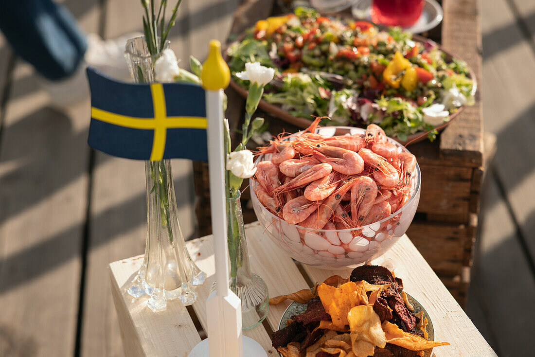 Schwedische Flagge zwischen Snacks
