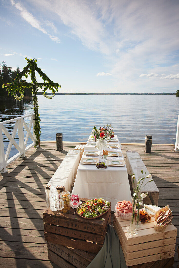 Tisch und Essen am See