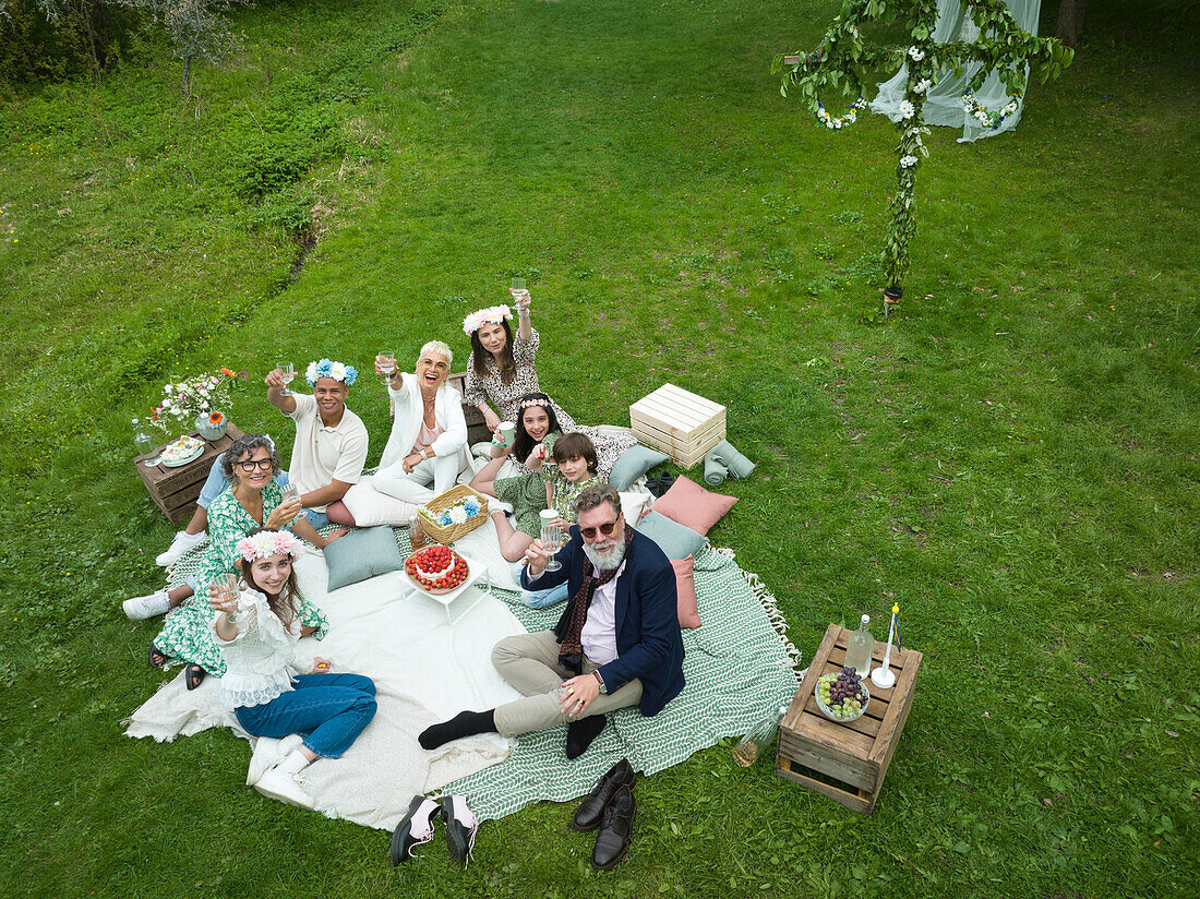 Familie beim Mittsommer-Picknick