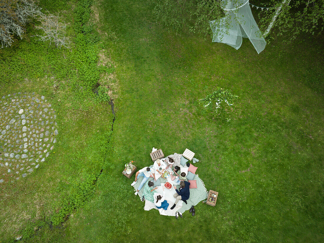 Drohnenansicht von Menschen beim Picknick