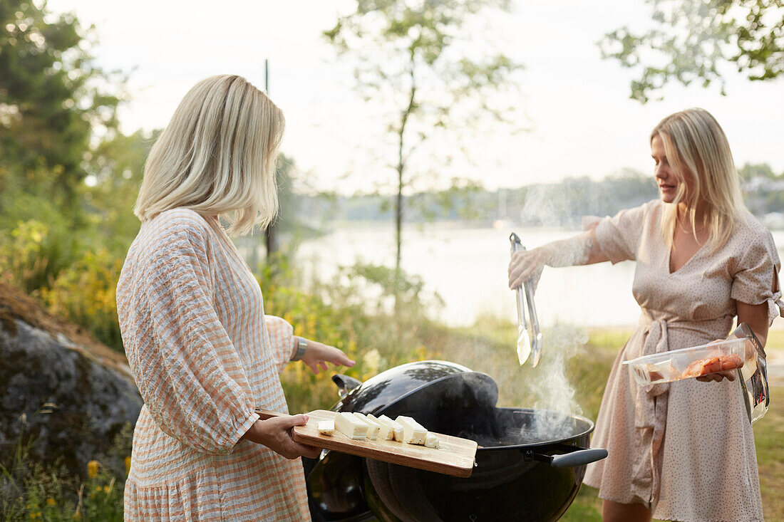 Frau bereitet Essen auf dem Grill vor