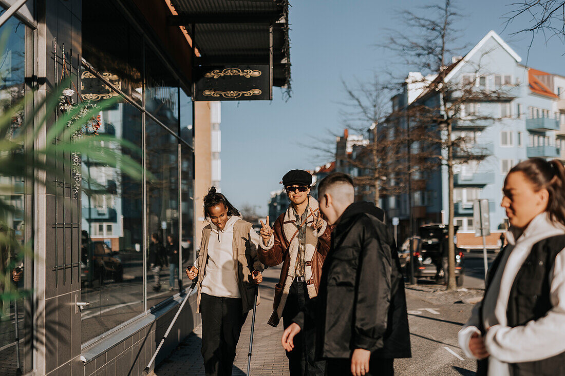 Freunde stehen auf der Straße