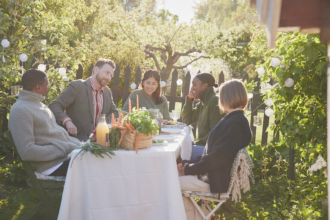 Freunde beim Essen im Garten