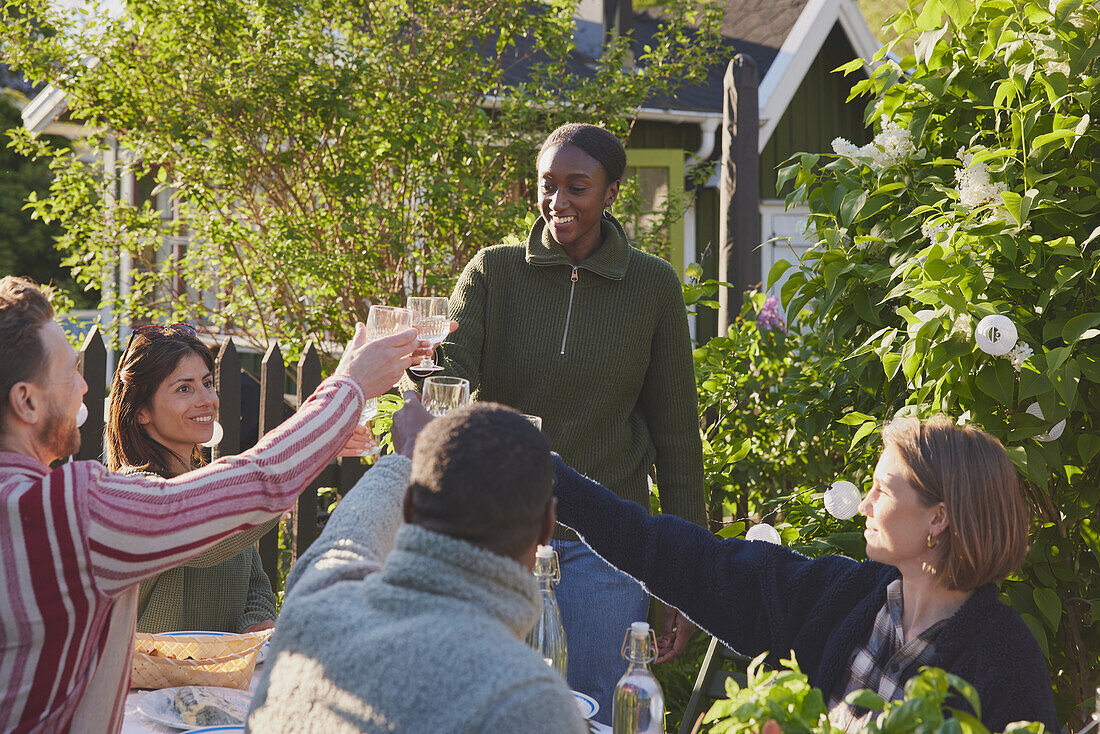 Freunde beim Essen im Garten