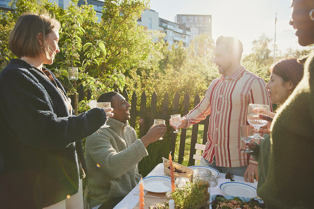 Freunde beim Essen im Garten