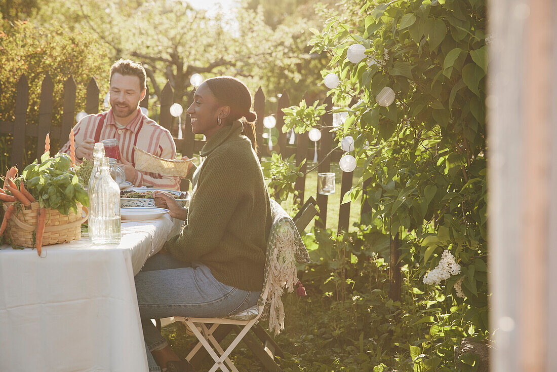 Freunde beim Essen im Garten