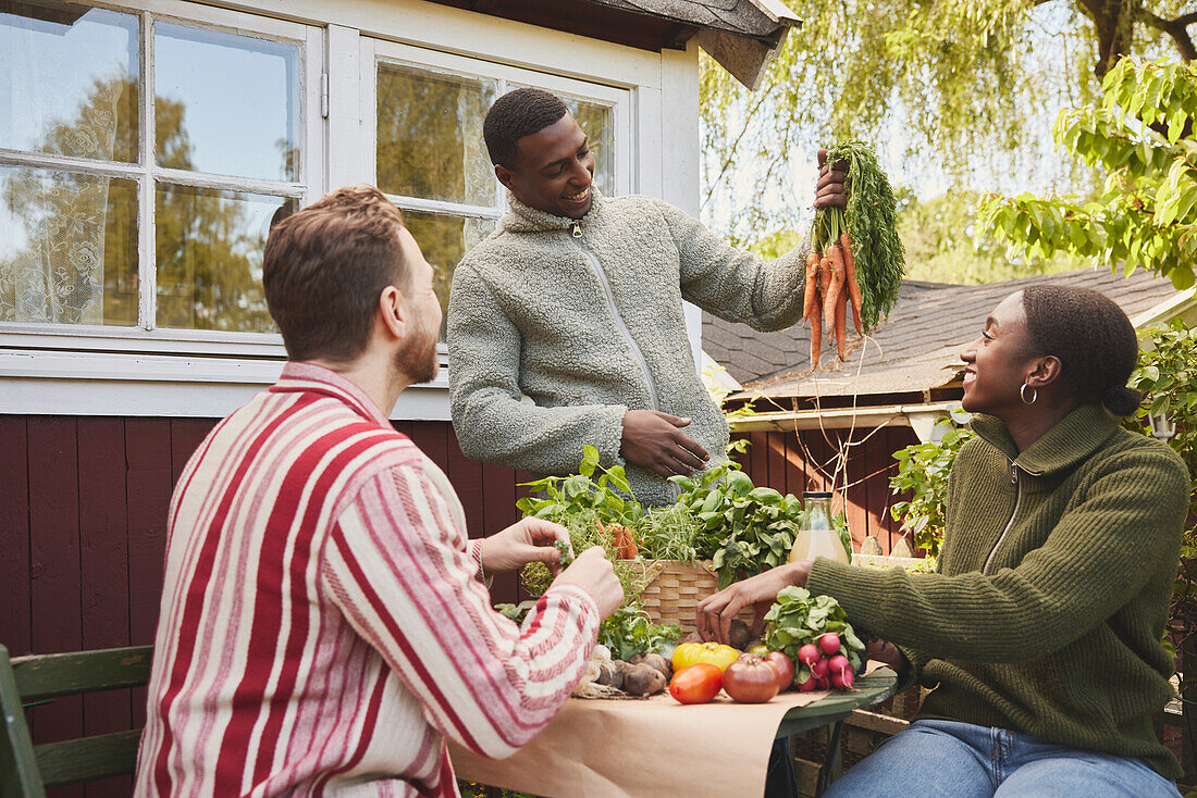 Freunde sitzen im Garten