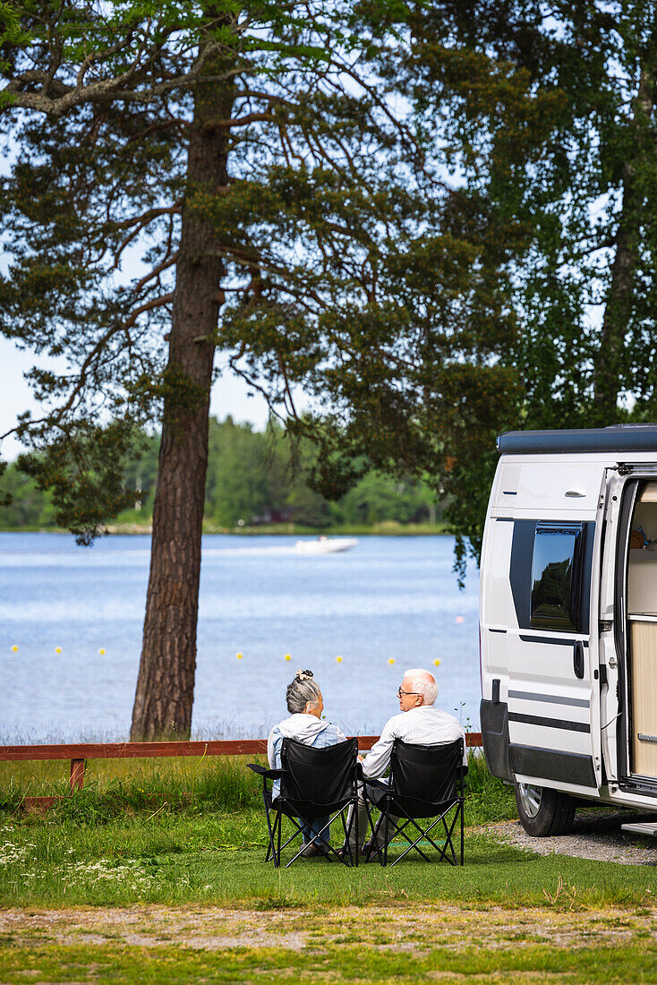 Älteres Paar zeltet am Meer