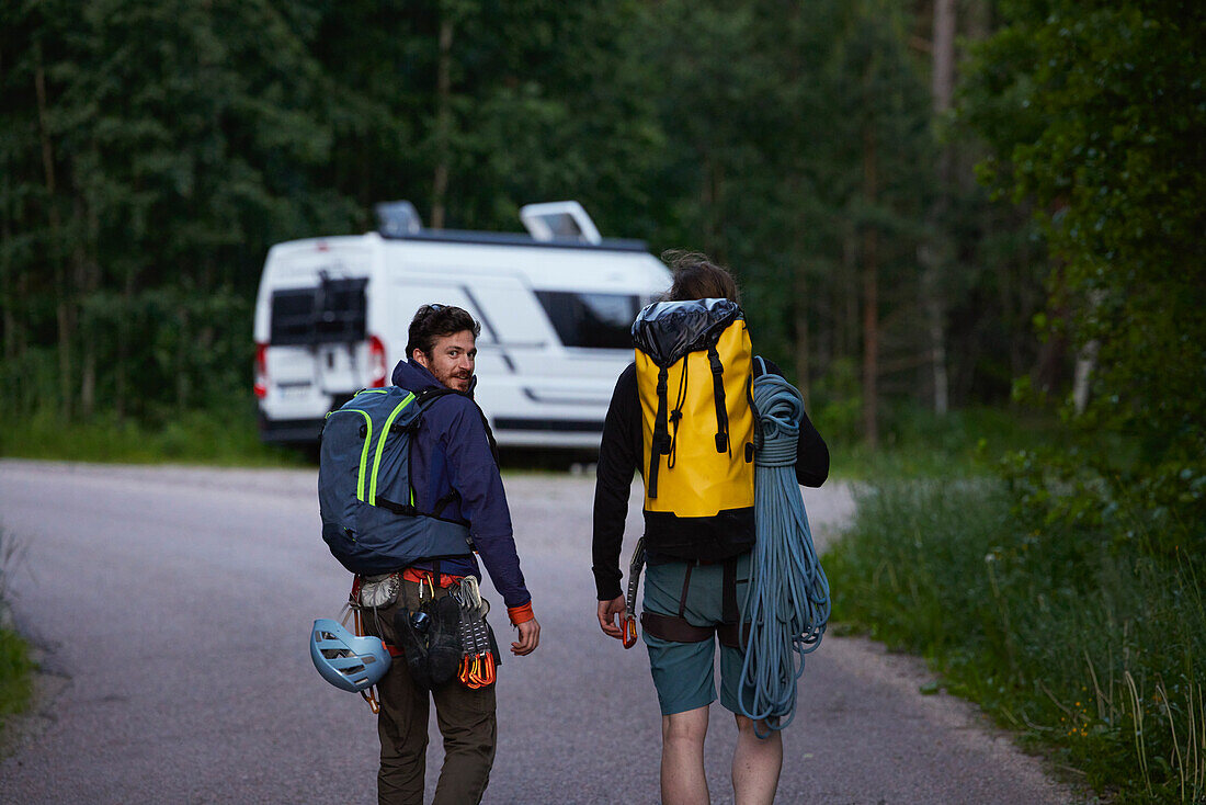 Kletterer auf dem Weg zum Van
