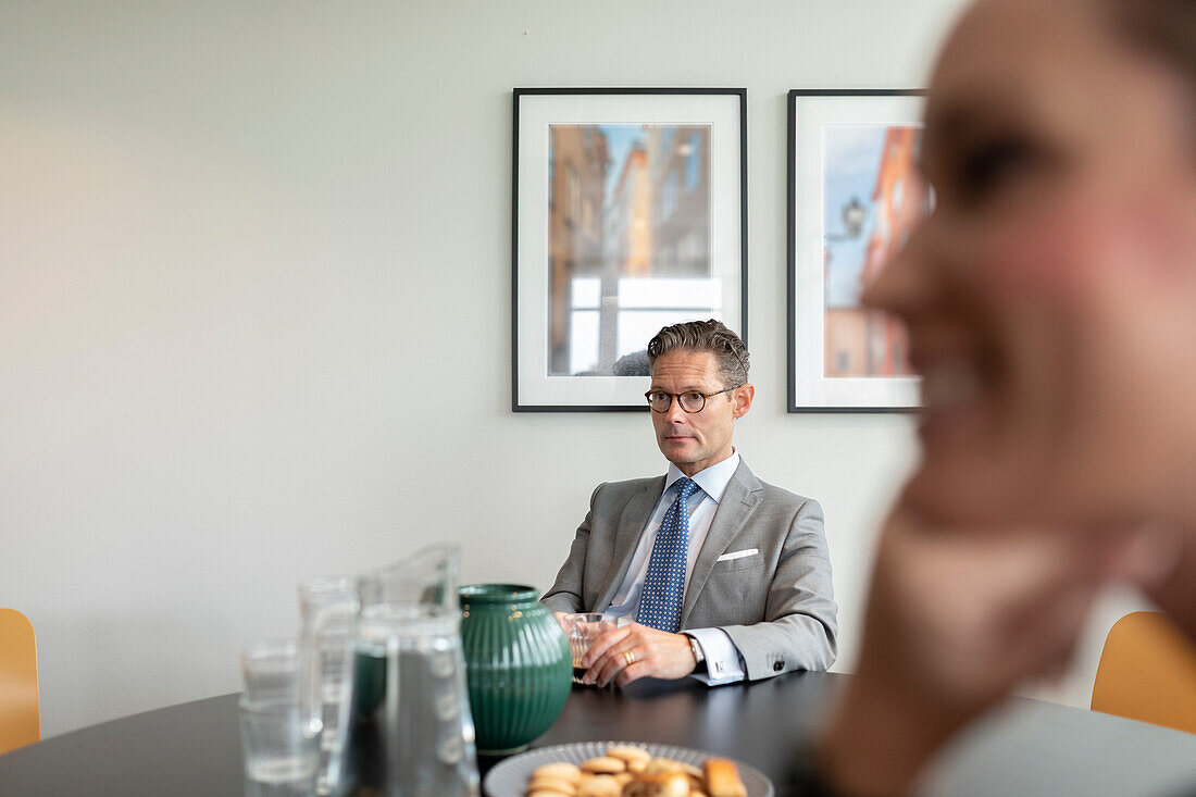 Geschäftsmann bei Geschäftsbesprechung