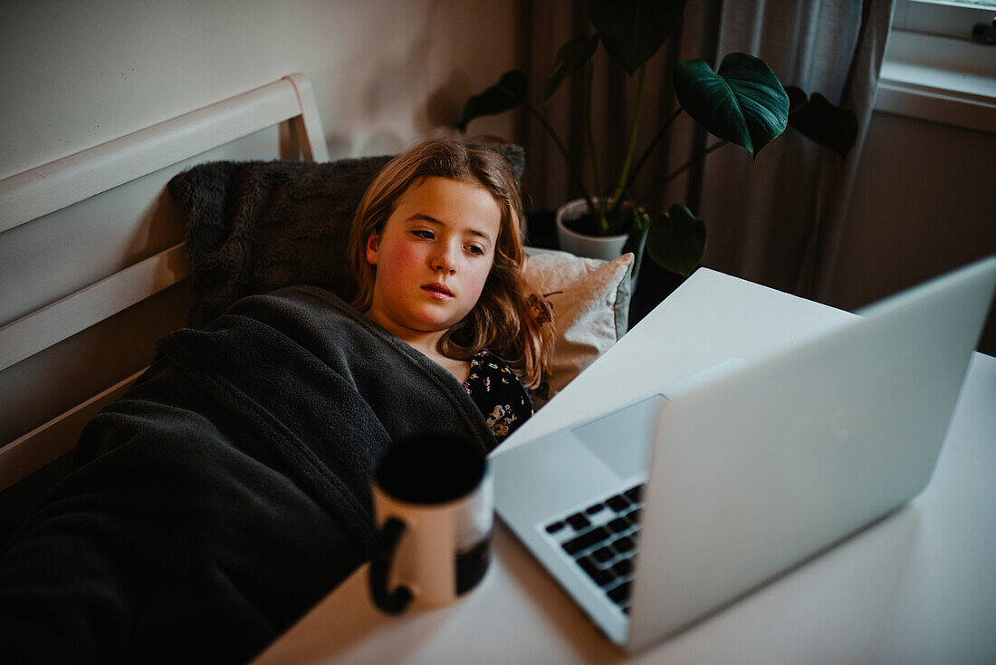 Mädchen zu Hause am Laptop