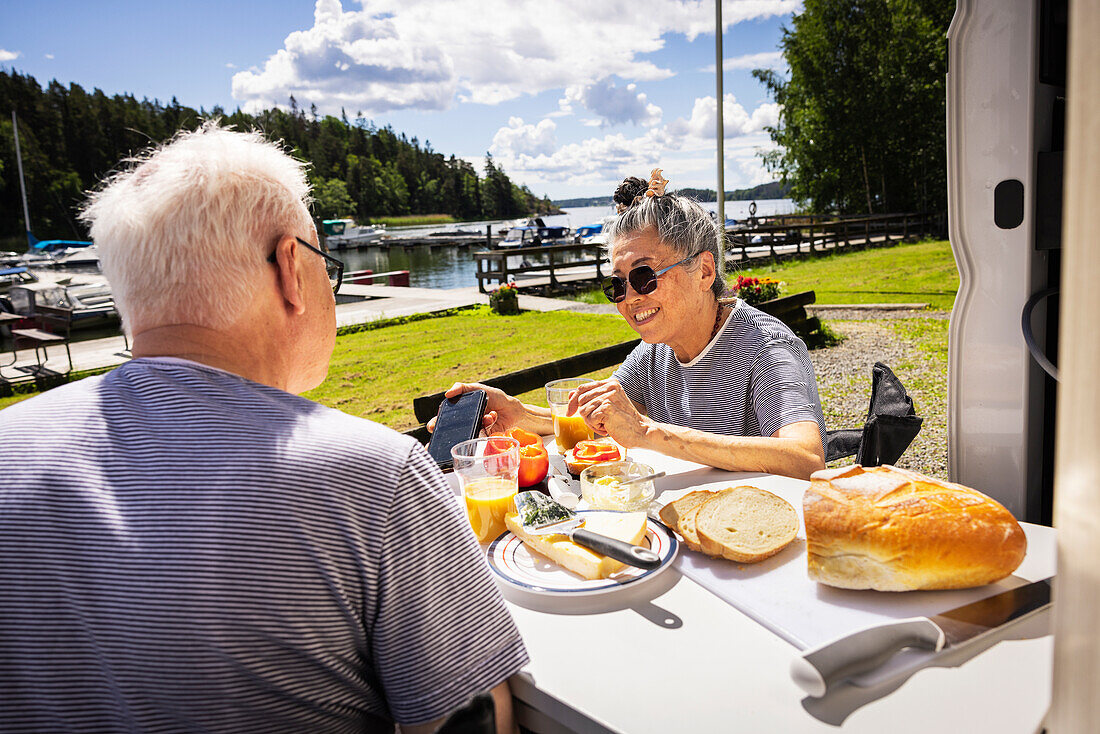 Älteres Paar beim Frühstück auf dem Campingplatz