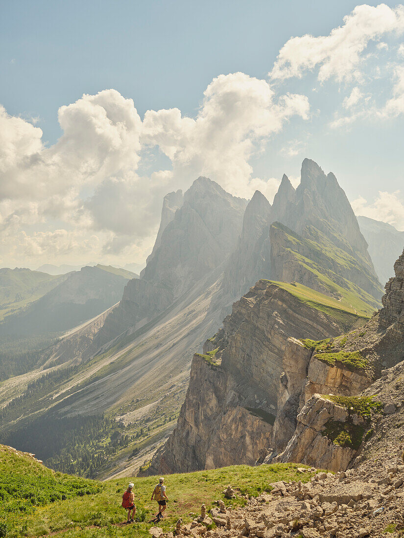 Blick auf Wanderer in den Bergen