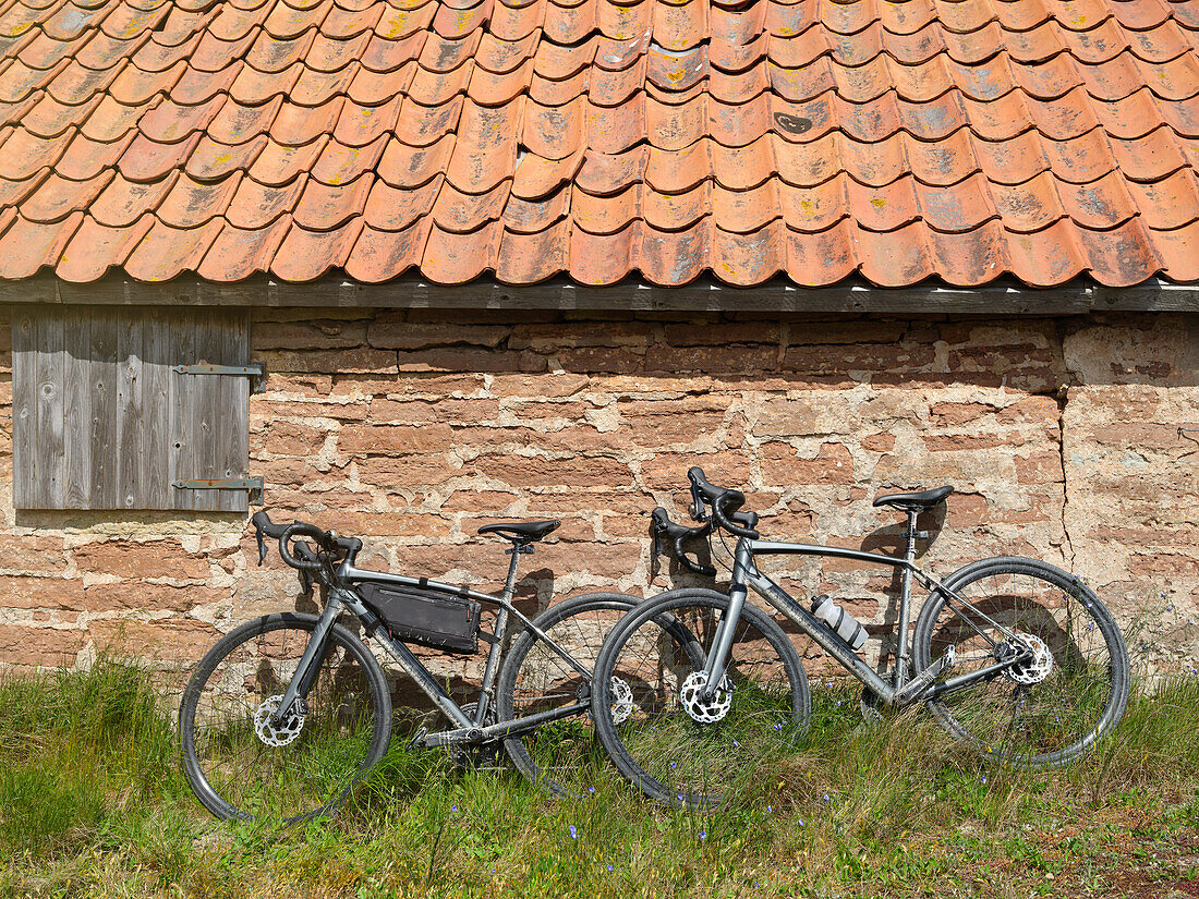Fahrräder vor steinernem Gebäude