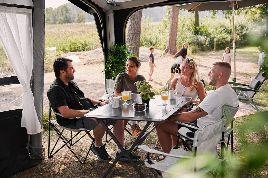 Freunde entspannen unter Gartenpavillon