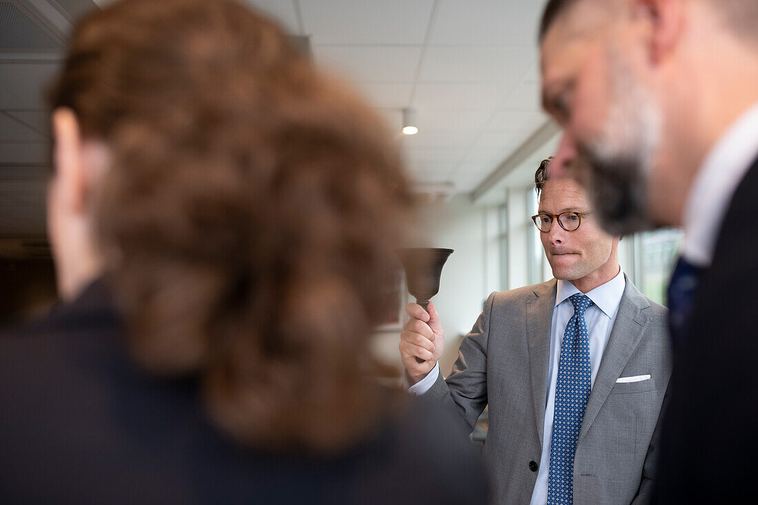 Reifer Geschäftsmann im Büro