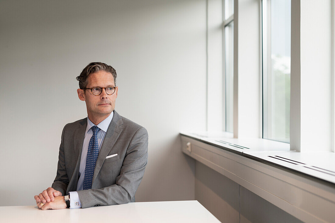 Geschäftsmann sitzend im Büro