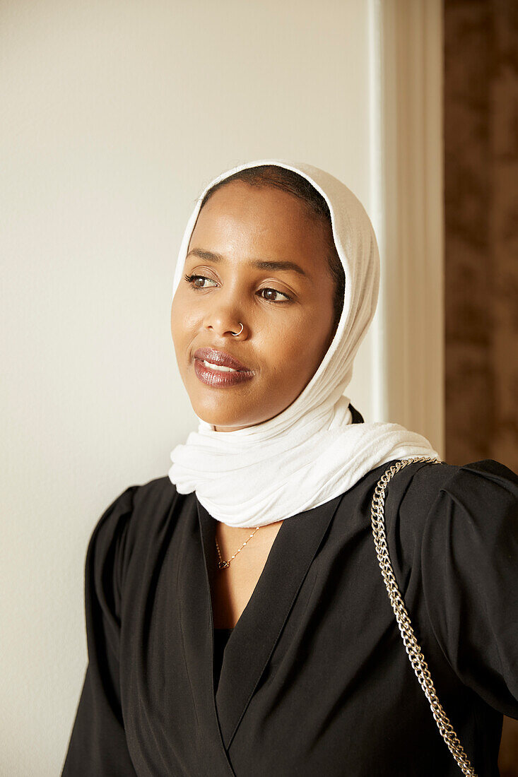 Porträt einer Frau mit Kopftuch
