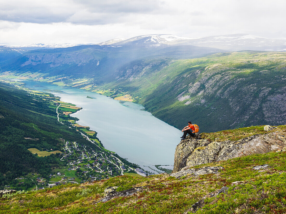 Wanderer in den Bergen mit Blick auf die Aussicht