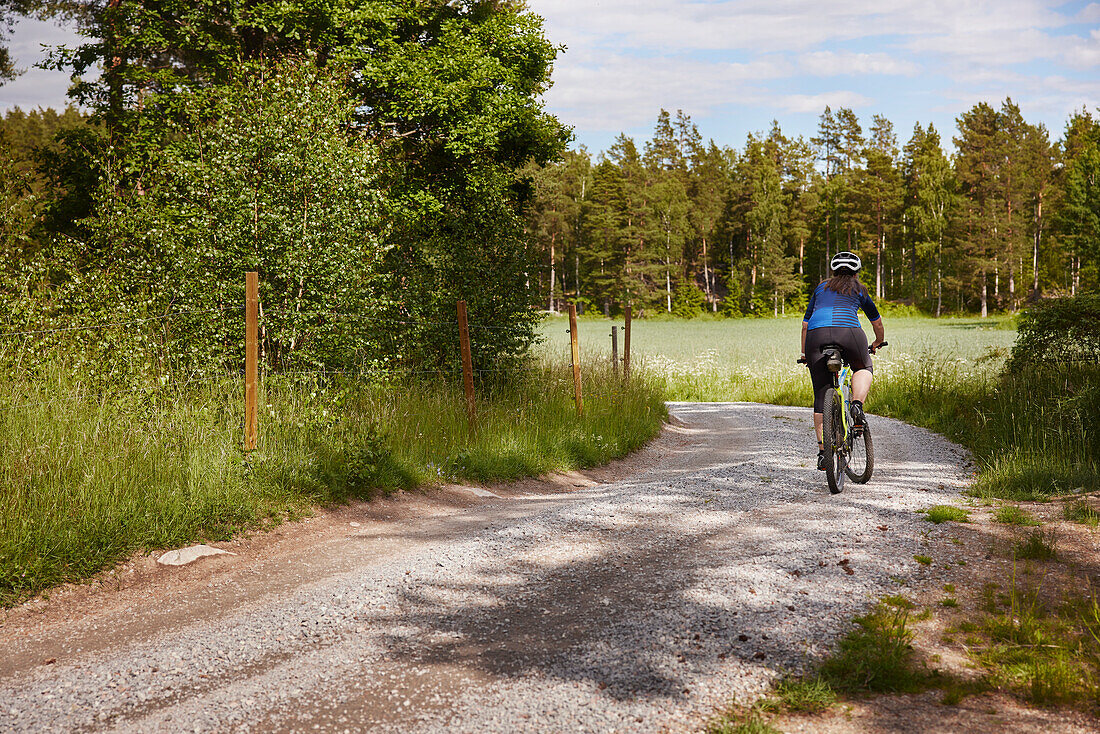 Ansicht eines Radfahrers auf einem Feldweg