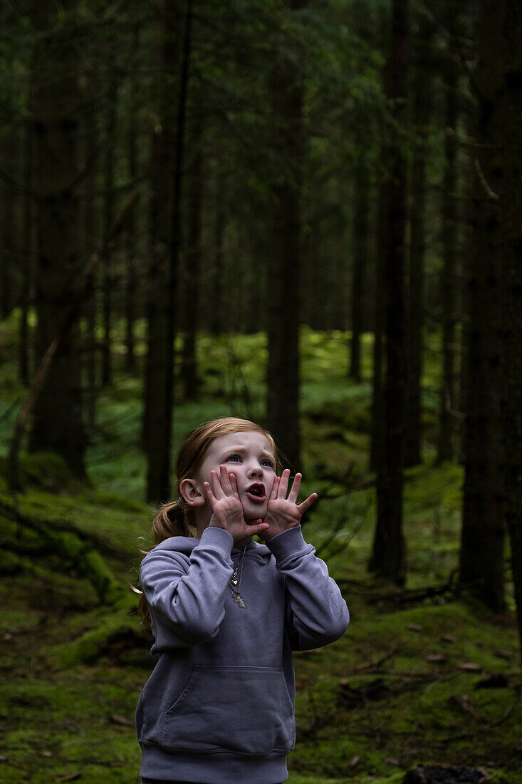 Mädchen schreit im Wald