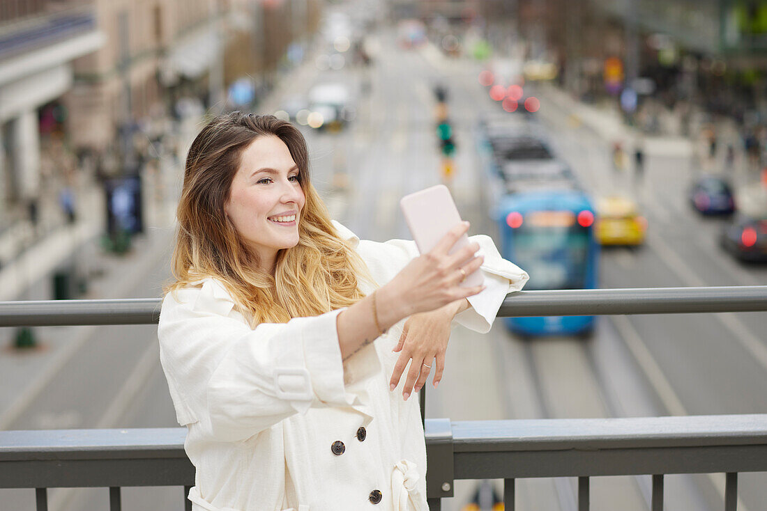 Frau, die ein Selfie mit ihrem Mobiltelefon macht