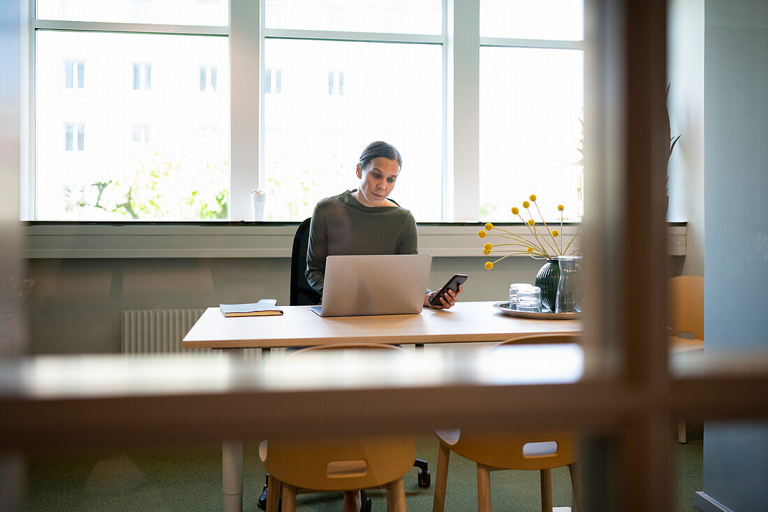 Frau arbeitet im Büro