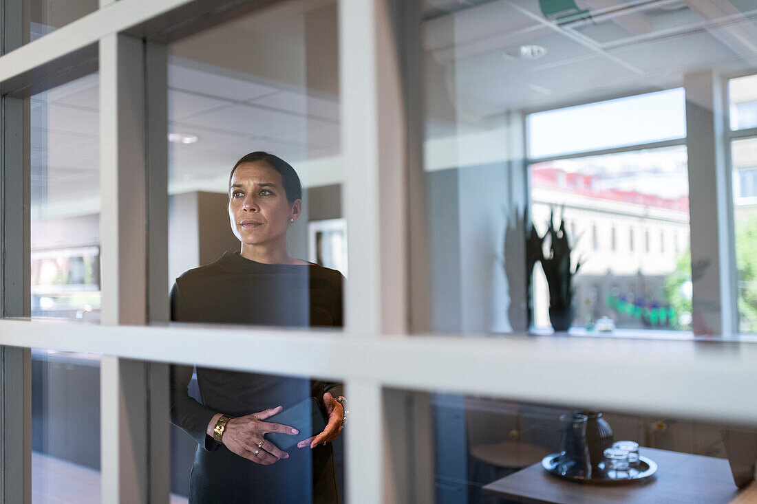 Nachdenkliche Frau im Büro